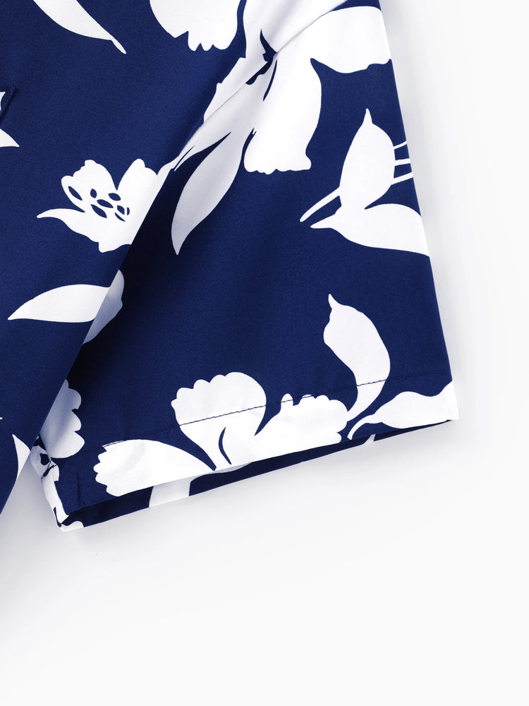 Ensemble familial assorti avec chemise à manches courtes ou robe froncée à imprimé feuilles bleu