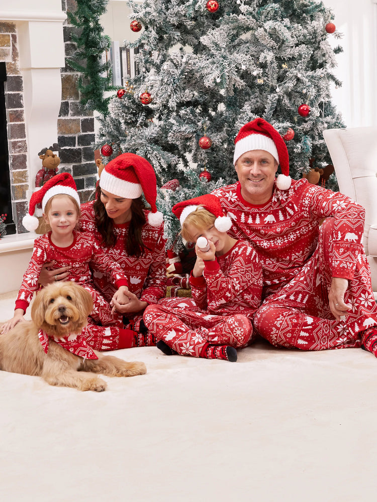 Ensemble pyjama familial assorti à imprimé traditionnel de Noël avec chaussettes de Noël rouges