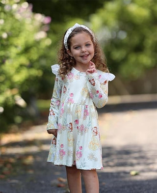 C’est une très jolie robe, avec un tissu extensible et respirant. Elle se lave facilement à l’eau tiède avec une lessive classique et sèche aussi bien au sèche-linge qu’à l’air libre.