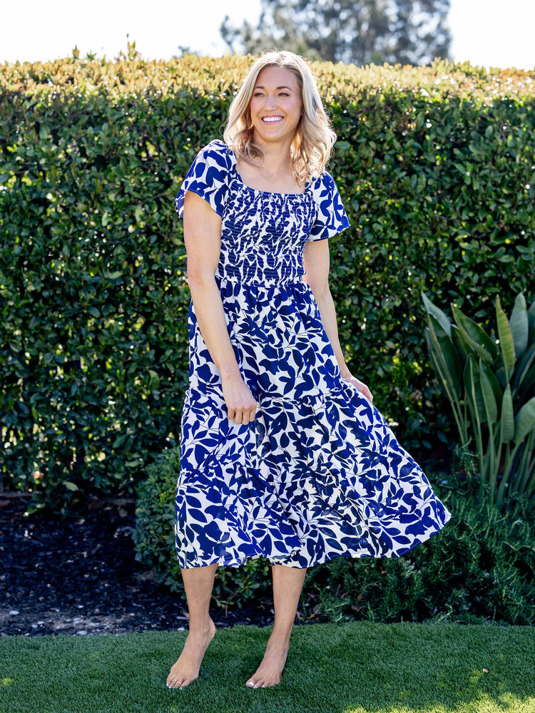 Ensemble familial assorti avec t-shirt bleu à blocs de couleurs ou robe à manches bouffantes et smocks à imprimé feuilles