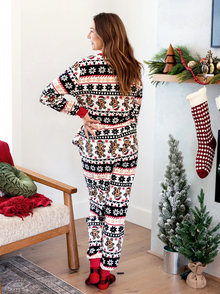 Ensemble pyjama de Noël assorti en polaire pour toute la famille, imprimé pain d'épices et flocons de neige, avec chaussettes de Noël rouges