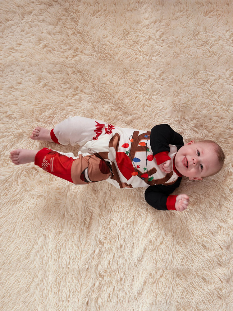 Ensemble pyjama assorti pour toute la famille avec imprimé renne de Noël et chaussettes de Noël noires