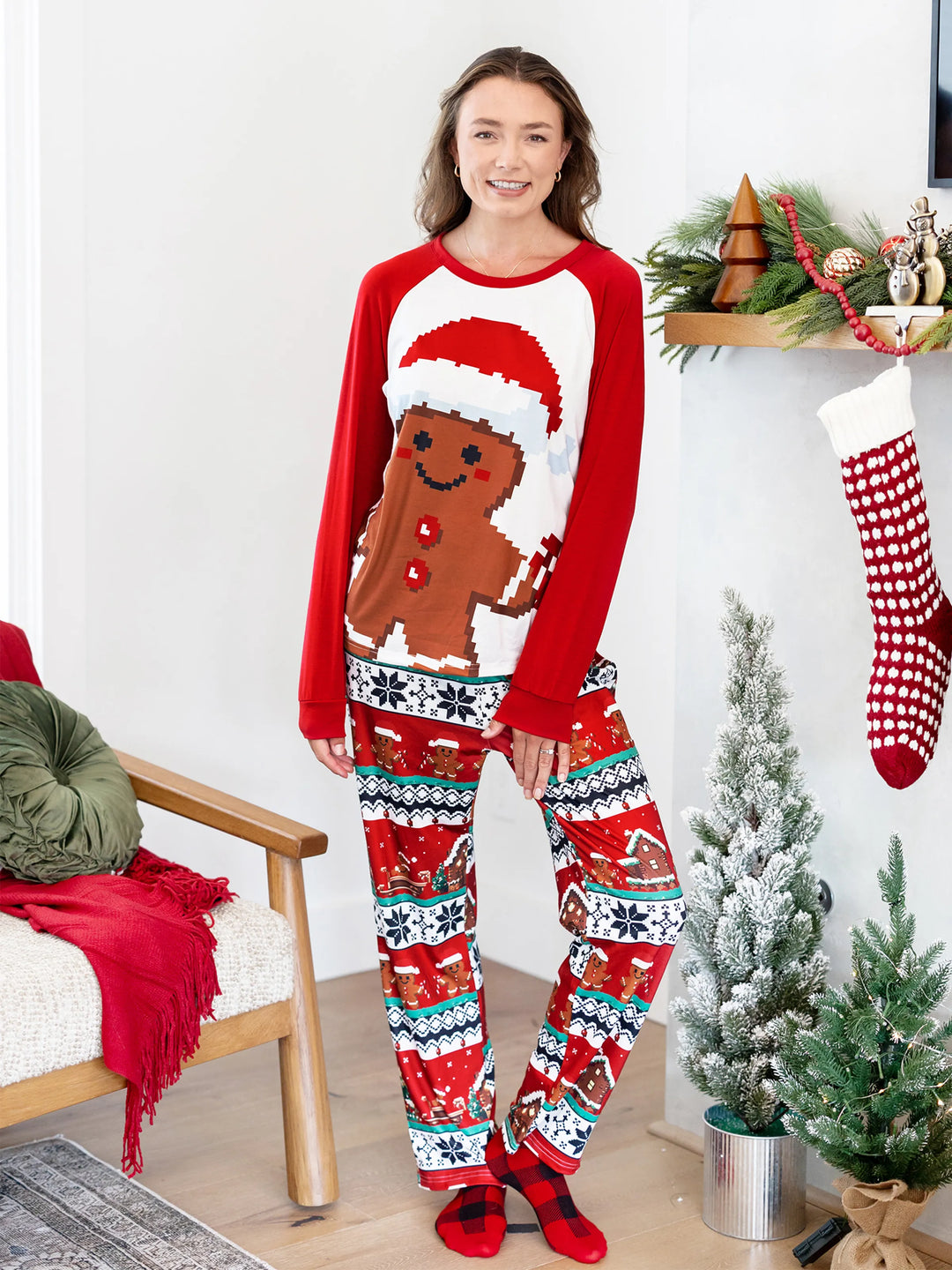 Ensemble pyjama de Noël assorti pour toute la famille, imprimé pain d'épices, manches longues et chaussettes de Noël rouges