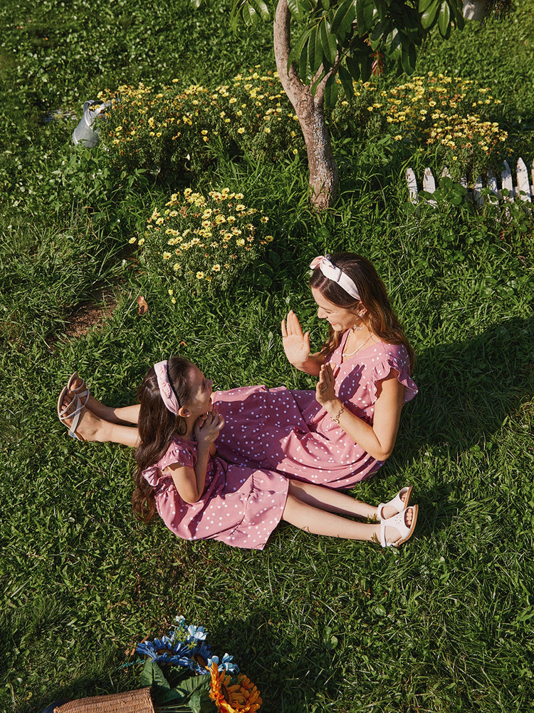 Robe cache-cœur rose à pois croisés, col en V, volants et manches flottantes pour maman et moi PinkyWhite
