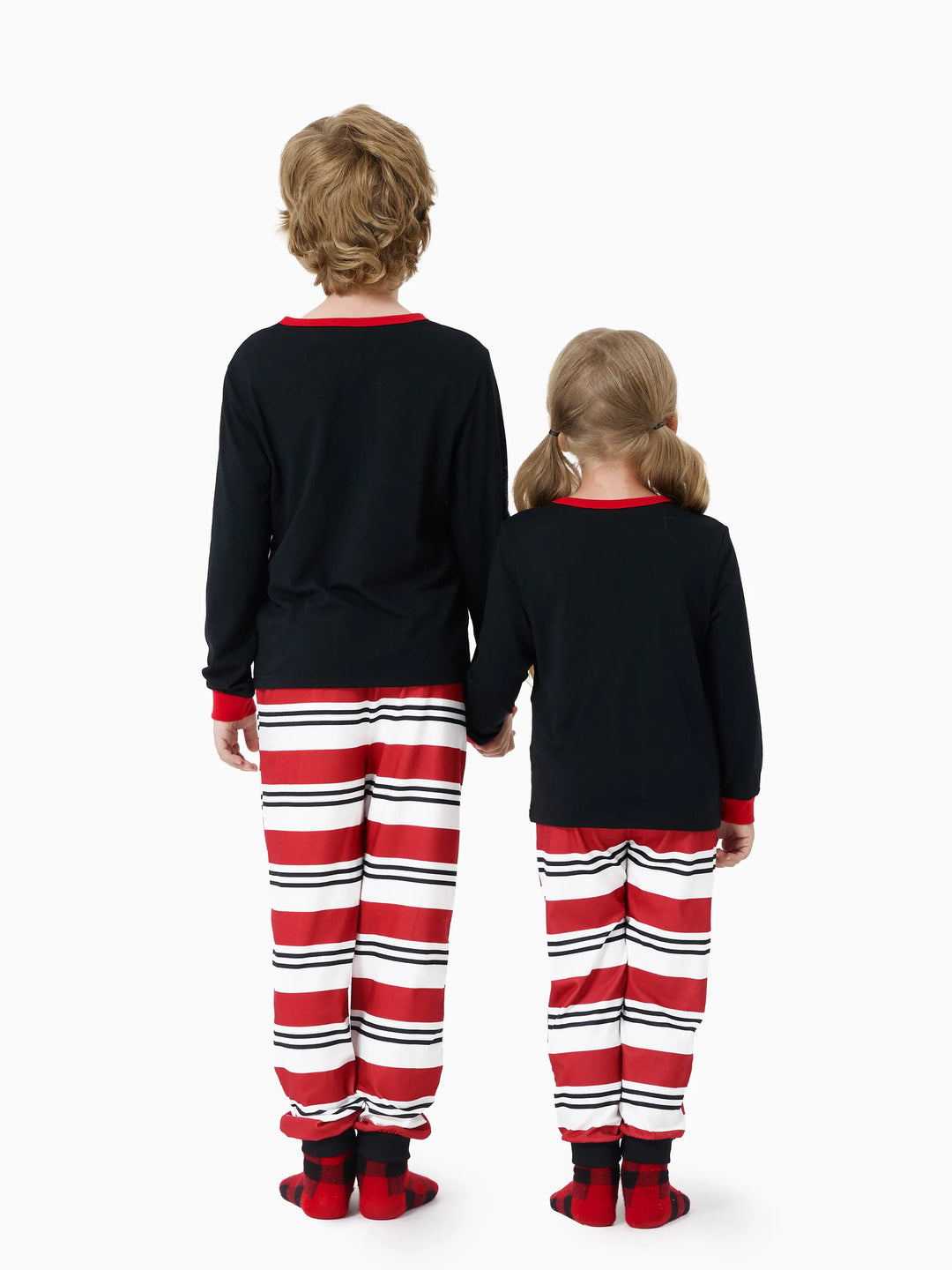 Conjunto de pijama familiar navideño a juego con estampado de elfo y calcetines navideños negros