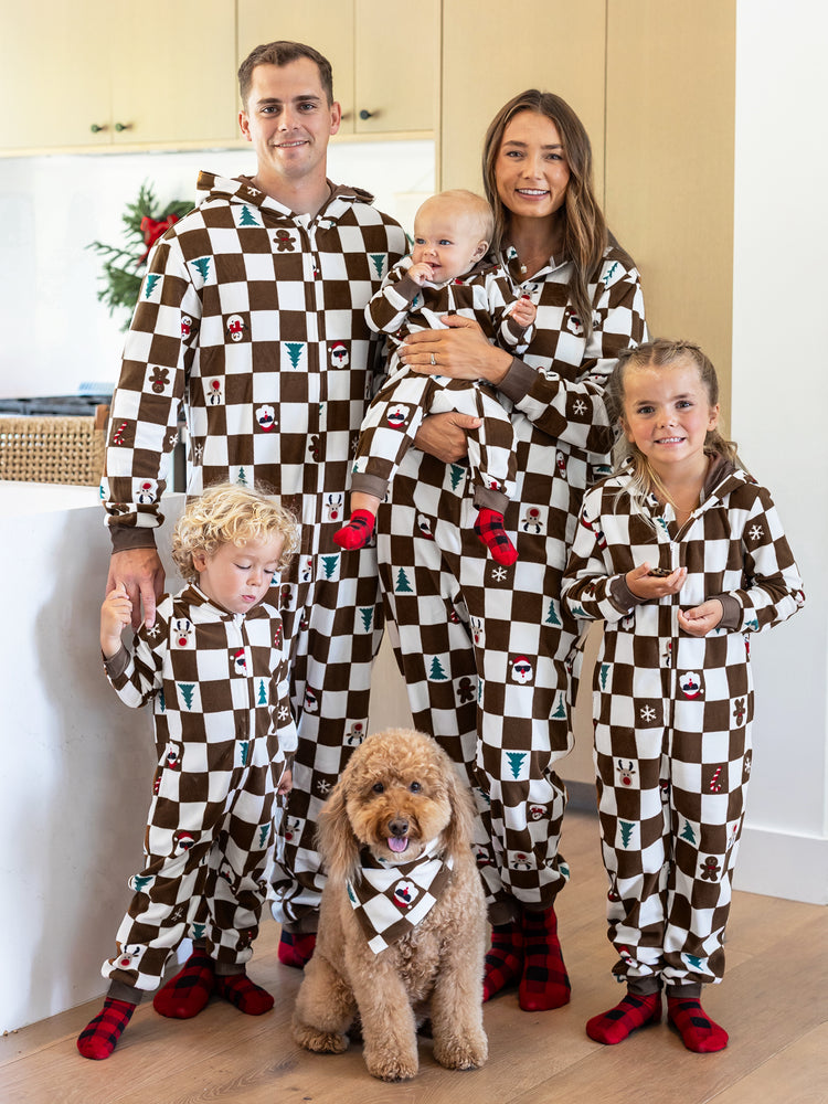 Ensemble de pyjama à capuche en polaire pour toute la famille, combinaison de Noël assortie, motif pain d'épices, imprimé à carreaux, avec chaussettes de Noël, bloc de couleurs