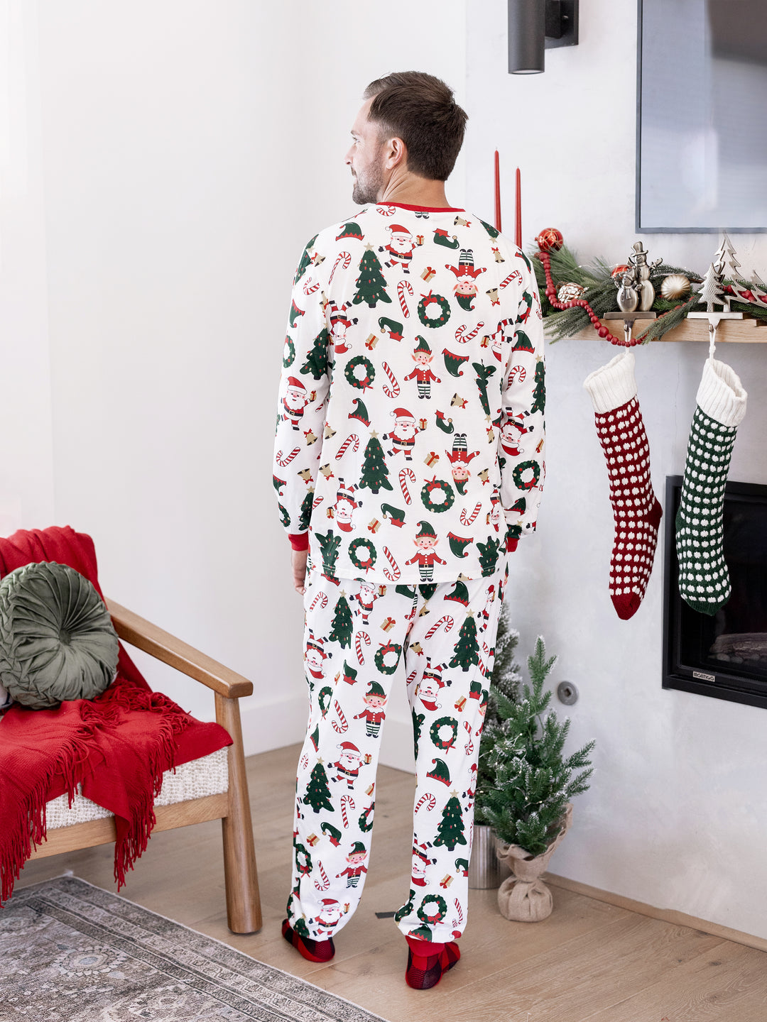 Conjunto de pijama familiar navideño a juego, con estampado de Papá Noel y árbol de Navidad, de manga larga y calcetines navideños, color blanco