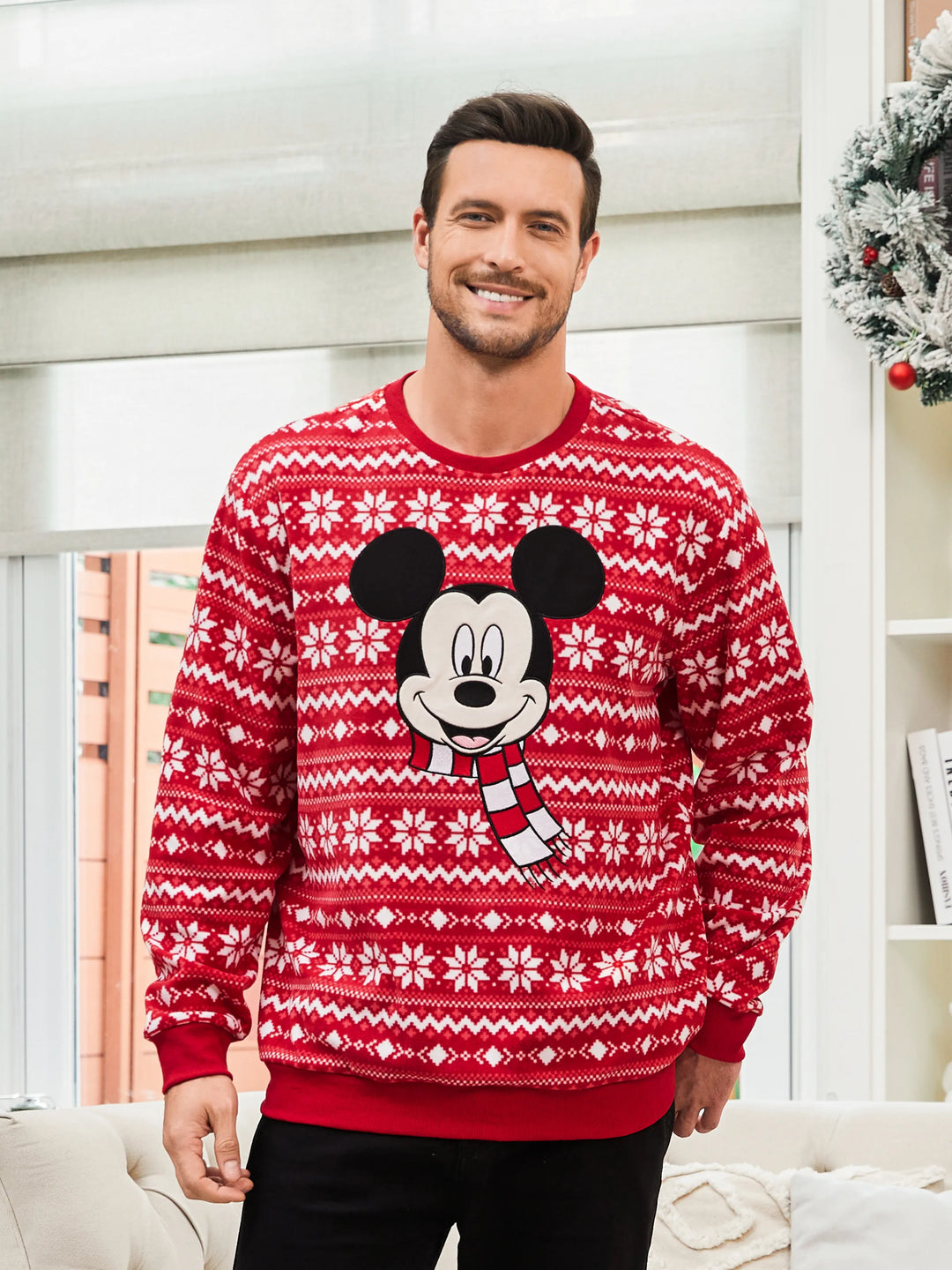 Sudadera de cuello redondo de felpa con estampado de copos de nieve de Disney Mickey y sus amigos para Navidad, color rojo