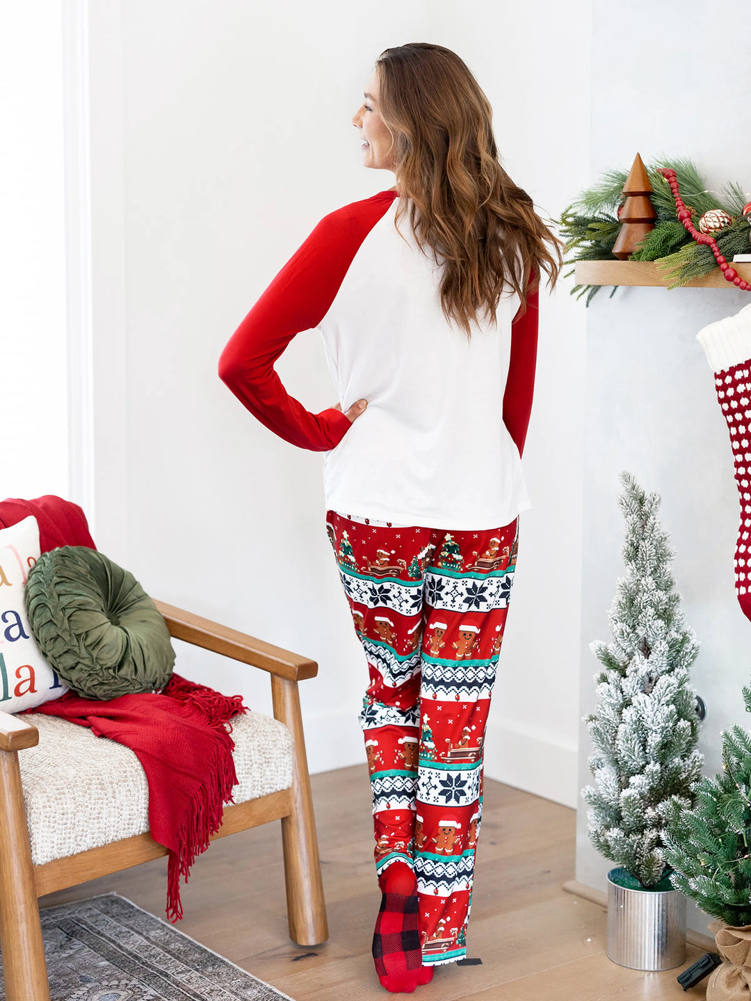 Ensemble pyjama de Noël assorti pour toute la famille, imprimé pain d'épices, manches longues et chaussettes de Noël rouges