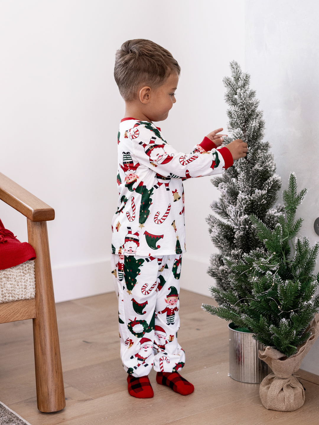 Conjunto de pijama familiar navideño a juego, con estampado de Papá Noel y árbol de Navidad, de manga larga y calcetines navideños, color blanco