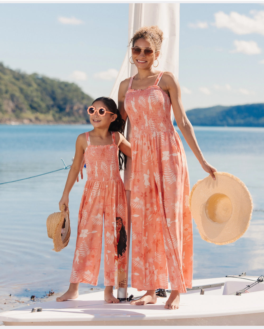 Mono jumpsuit a juego de mamá e hija de Moana con estampado total en naranja-rojo, inspirado en Moana de Disney