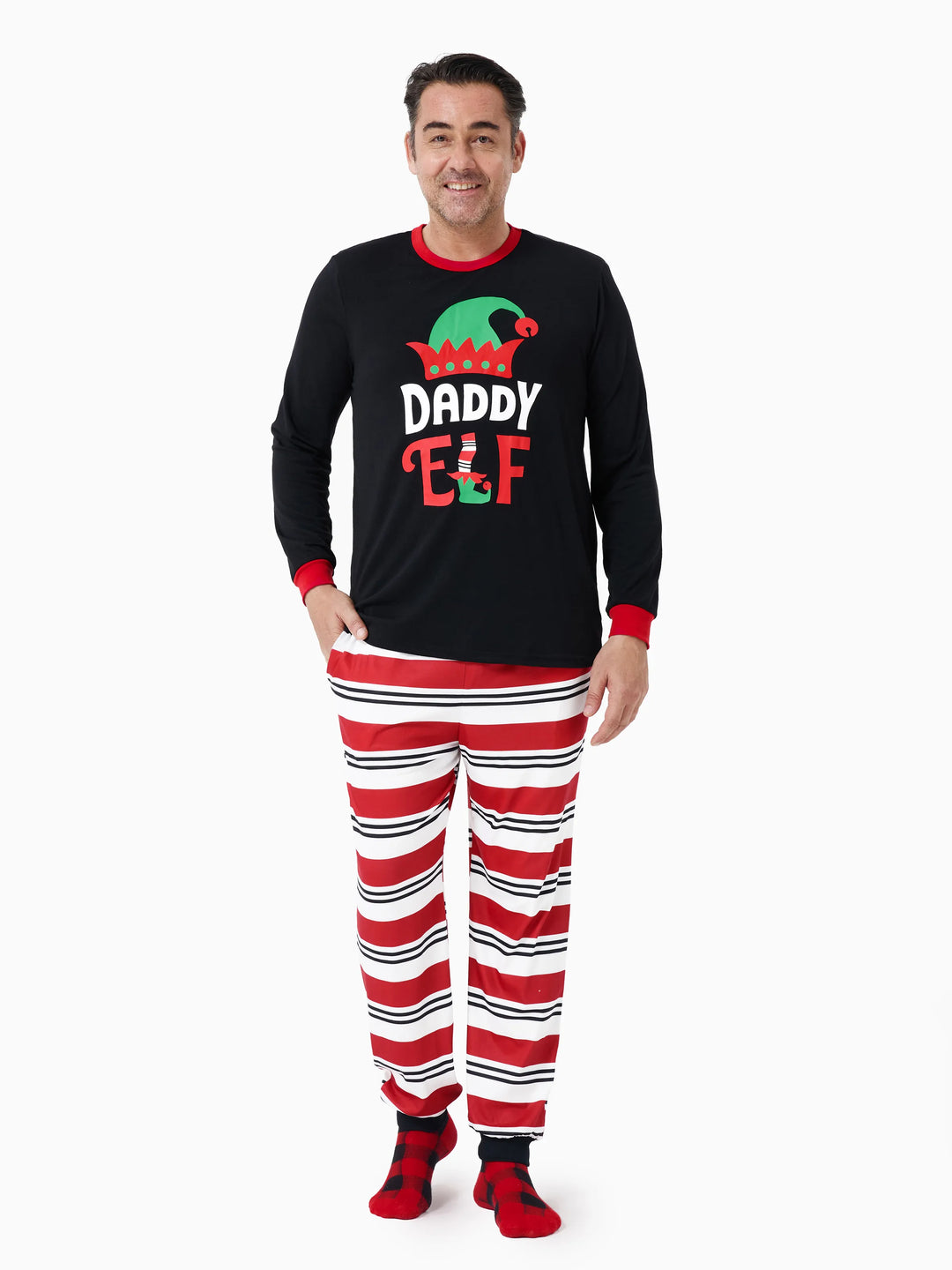 Conjunto de pijama familiar navideño a juego con estampado de elfo y calcetines navideños negros
