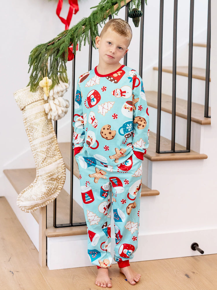 Ensemble pyjama de Noël assorti pour toute la famille, imprimé pain d'épices bleu et rouge, avec chaussettes de Noël bleu clair
