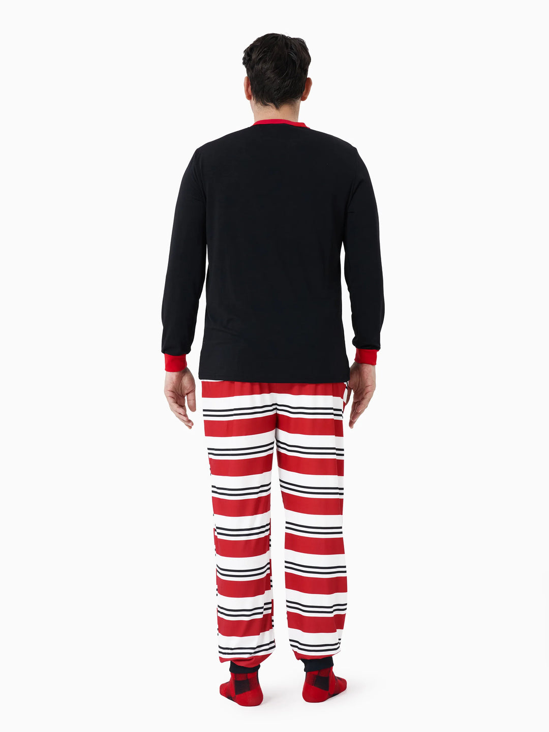 Conjunto de pijama familiar navideño a juego con estampado de elfo y calcetines navideños negros