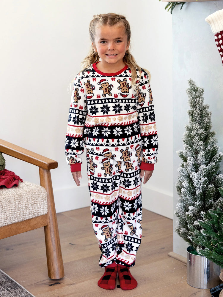 Ensemble pyjama de Noël assorti en polaire pour toute la famille, imprimé pain d'épices et flocons de neige, avec chaussettes de Noël rouges