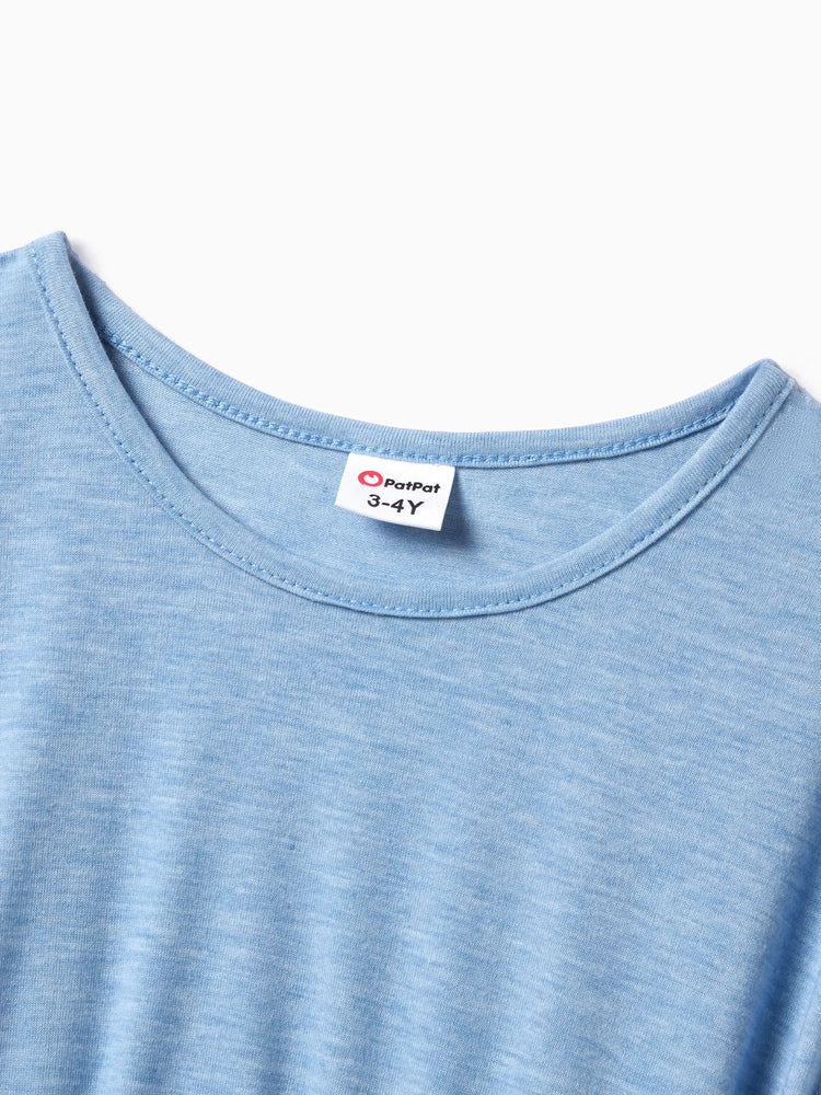 Ensemble familial assorti composé d'un t-shirt à imprimé floral et d'une robe trapèze à ceinture boutonnée et à volants bleu ciel clair