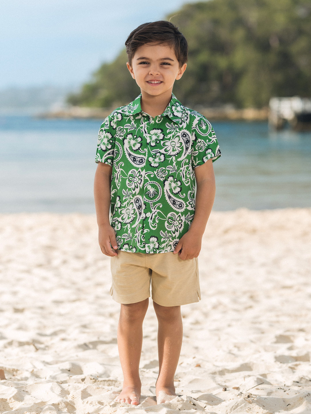 Ensemble de tenues assorties pour la famille Chemise à col à manches courtes imprimée florale ou robe smockée à bretelles pour les vacances d'été verte