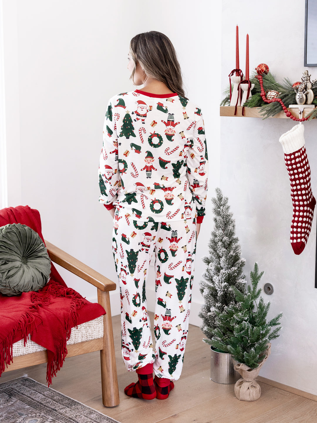 Conjunto de pijama familiar navideño a juego, con estampado de Papá Noel y árbol de Navidad, de manga larga y calcetines navideños, color blanco