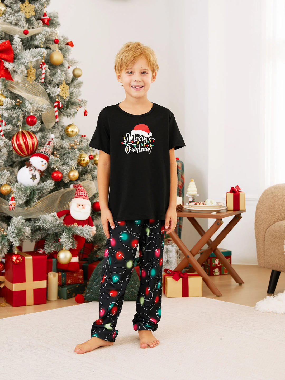 Conjunto de pijama de manga corta con estampado navideño de letras y bombillas festivas a juego para toda la familia, color negro