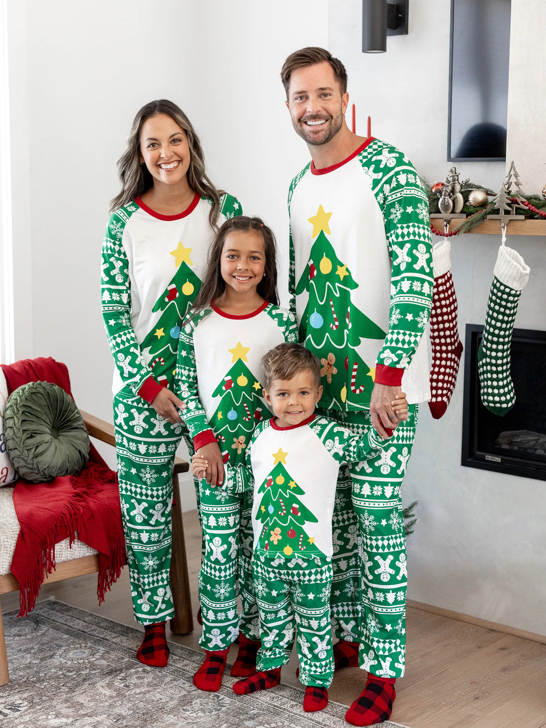 Weihnachten Passendes Familienpyjama-Set Lebkuchen und Weihnachtsbaum Print Grün PJS mit Weihnachtssocken grün