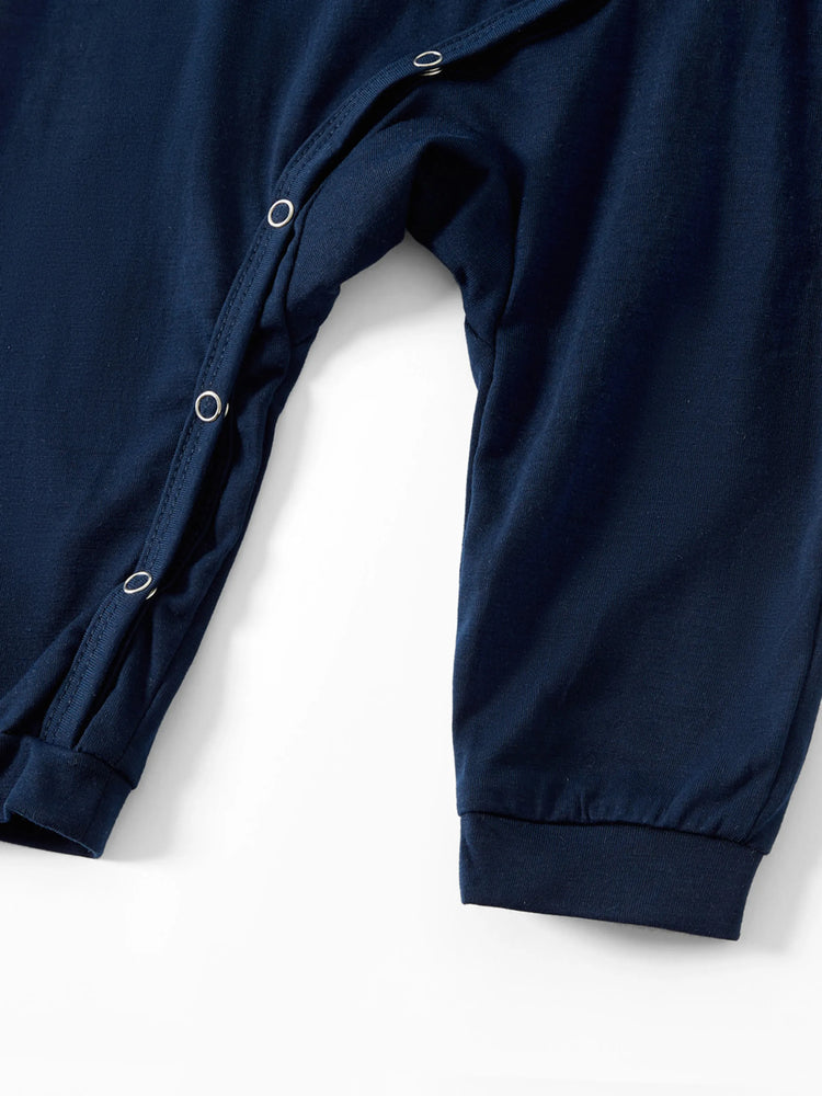 Ensemble pyjama de Noël assorti en mosaïque avec haut et pantalon renne et chaussettes de Noël, bleu foncé