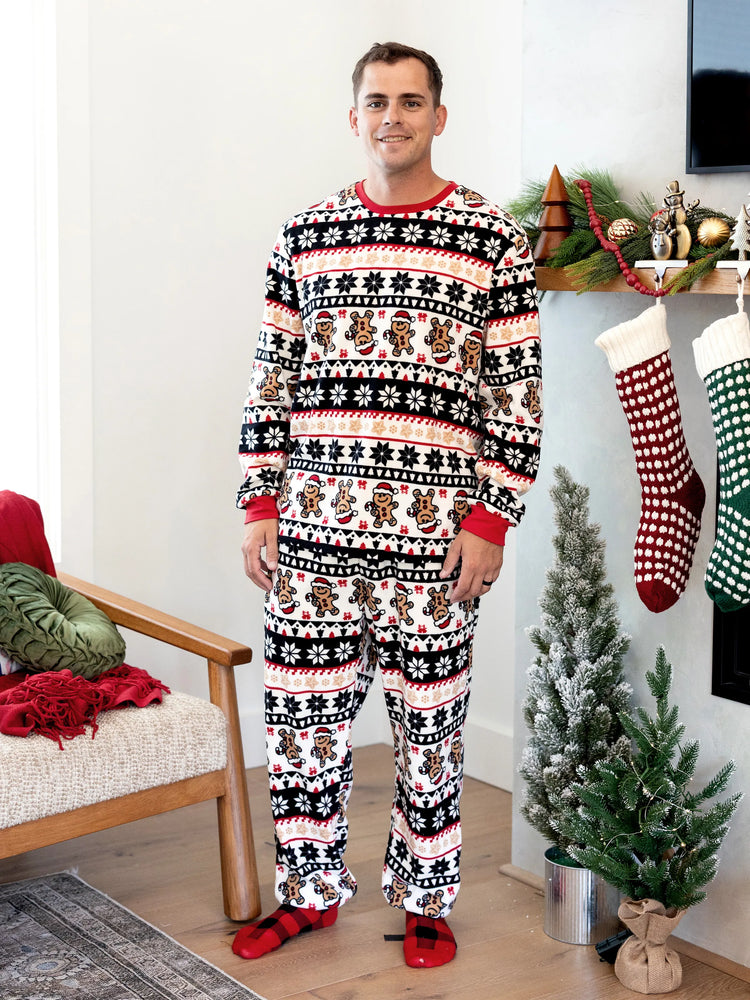 Ensemble pyjama de Noël assorti en polaire pour toute la famille, imprimé pain d'épices et flocons de neige, avec chaussettes de Noël rouges