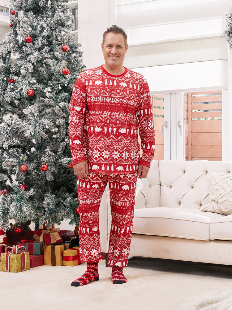 Ensemble pyjama familial assorti à imprimé traditionnel de Noël avec chaussettes de Noël rouges