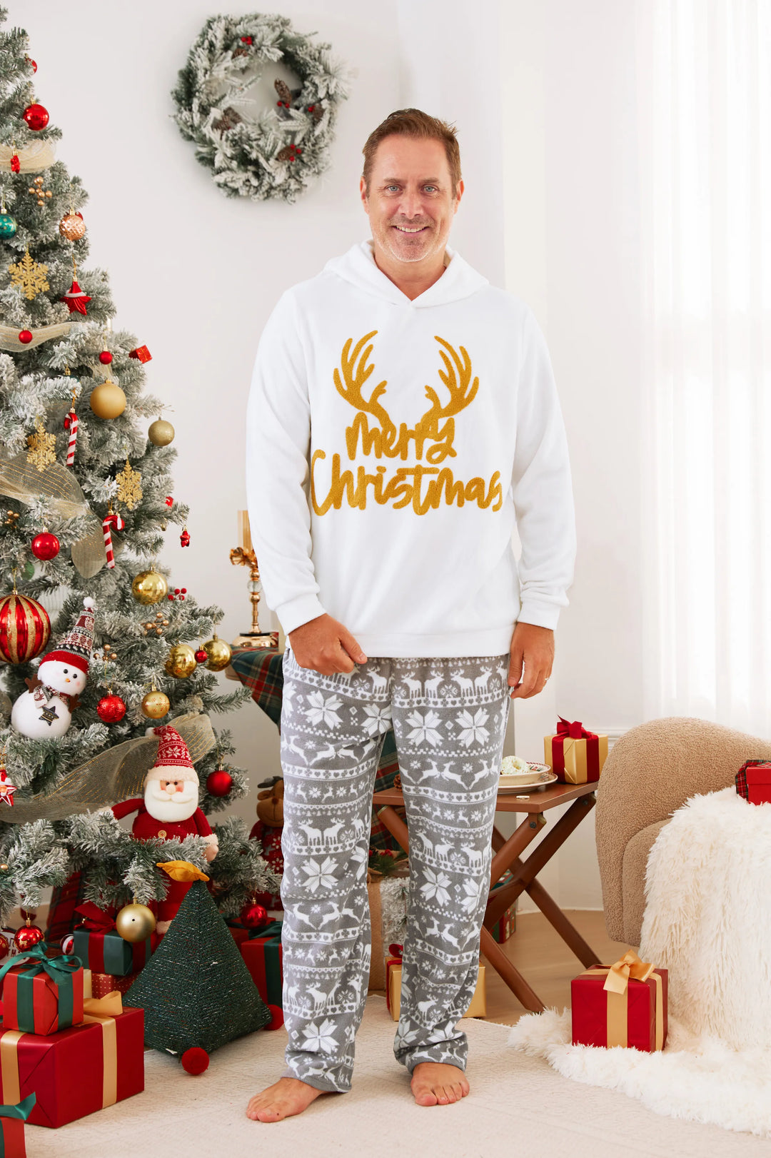 Weihnachtliche Familienpartner-Lettering Bestickte Langarm-Kapuzen-Fleece-Pyjama-Sets mit Weihnachtssocken Weiß