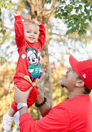 Ce sweat de Noël Disney offre un excellent rapport qualité-prix. Il n’est pas très épais, mais il tient bien chaud. La couleur rouge est vive et le motif a résisté à plusieurs lavages sans aucun souci.