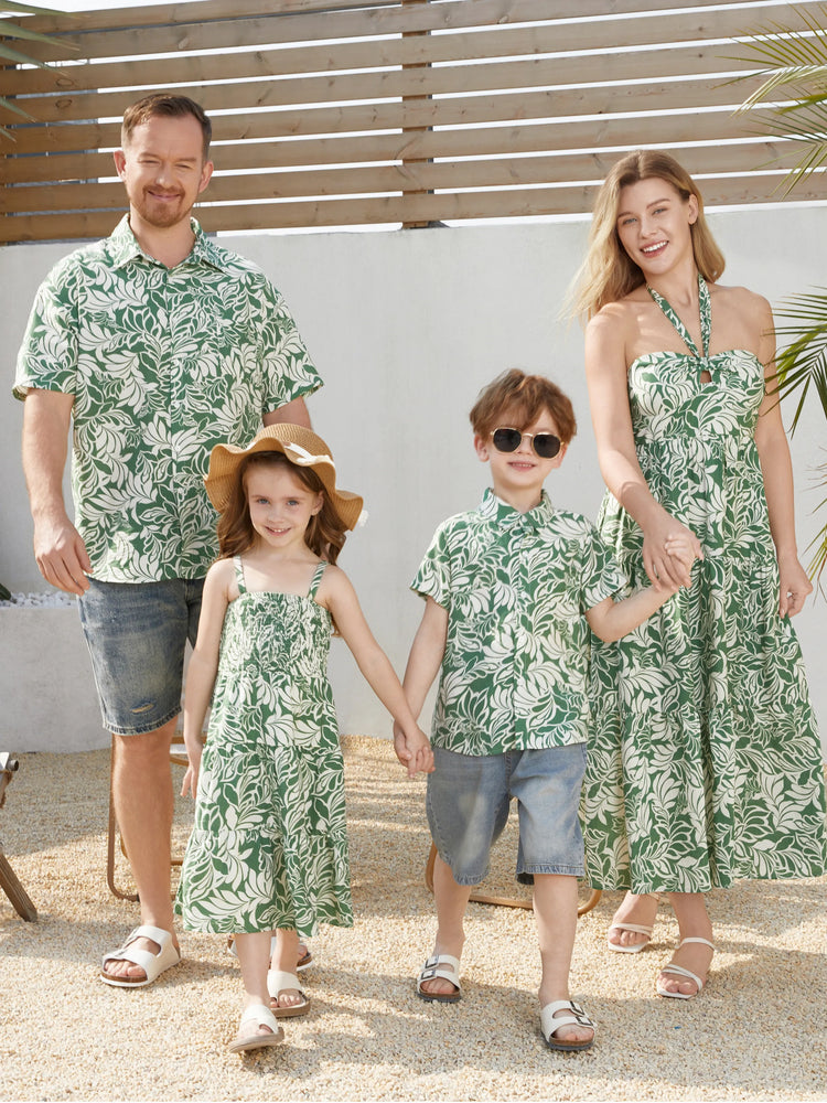 Ensemble familial assorti chemise à manches courtes ou robe dos nu à imprimé feuilles vert