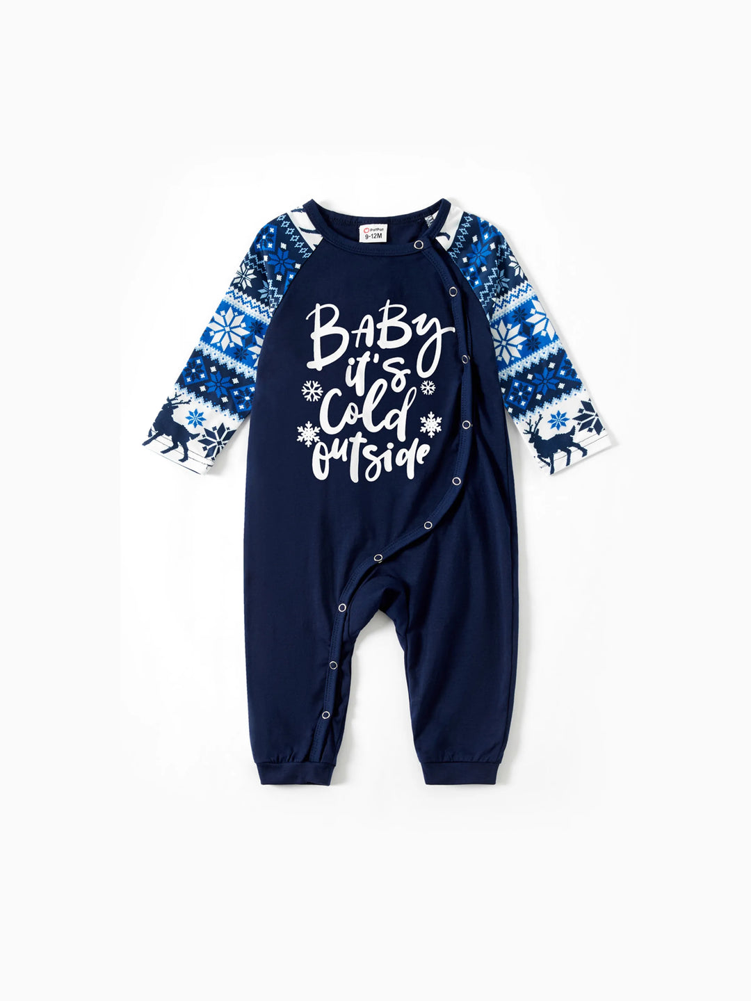 Pijama navideño con renos y letras a juego para toda la familia, en azul oscuro.