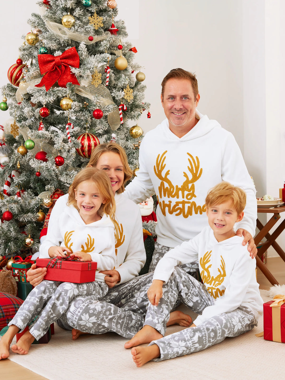 Weihnachtliche Familienpartner-Lettering Bestickte Langarm-Kapuzen-Fleece-Pyjama-Sets mit Weihnachtssocken Weiß