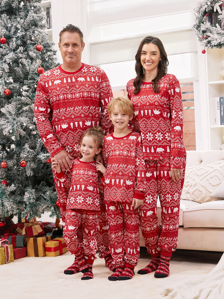 Ensemble pyjama familial assorti à imprimé traditionnel de Noël avec chaussettes de Noël rouges