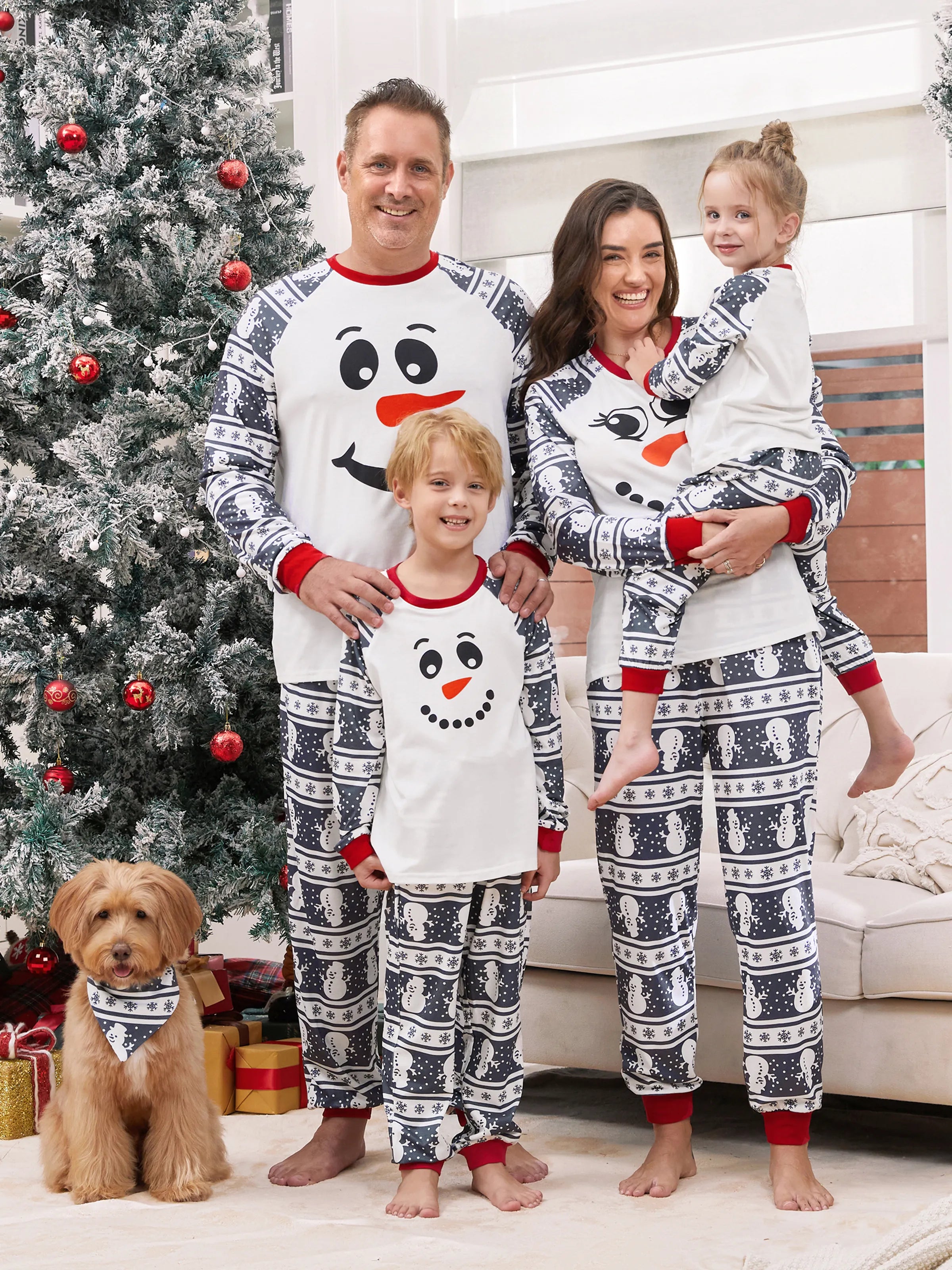 Pijamas navideños a juego con estampado de muñeco de nieve para