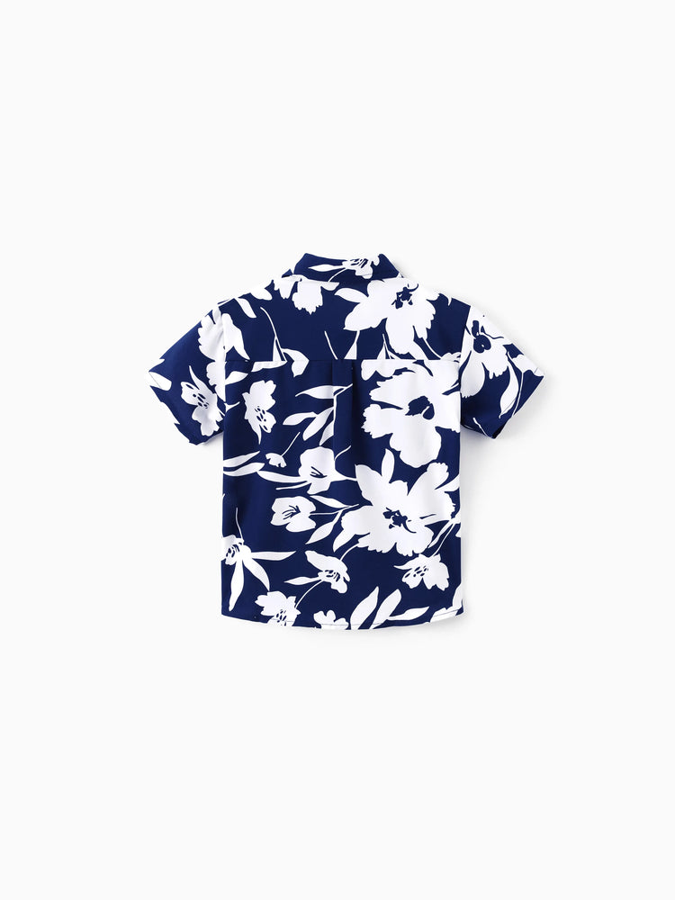 Ensemble familial assorti avec chemise à manches courtes ou robe froncée à imprimé feuilles bleu