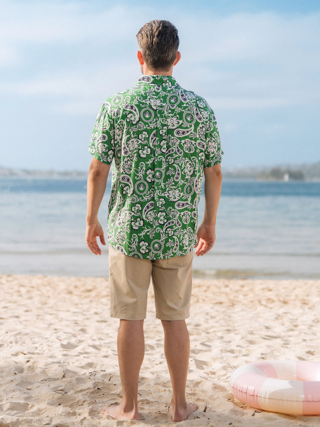 Ensemble de tenues assorties pour la famille Chemise à col à manches courtes imprimée florale ou robe smockée à bretelles pour les vacances d'été verte