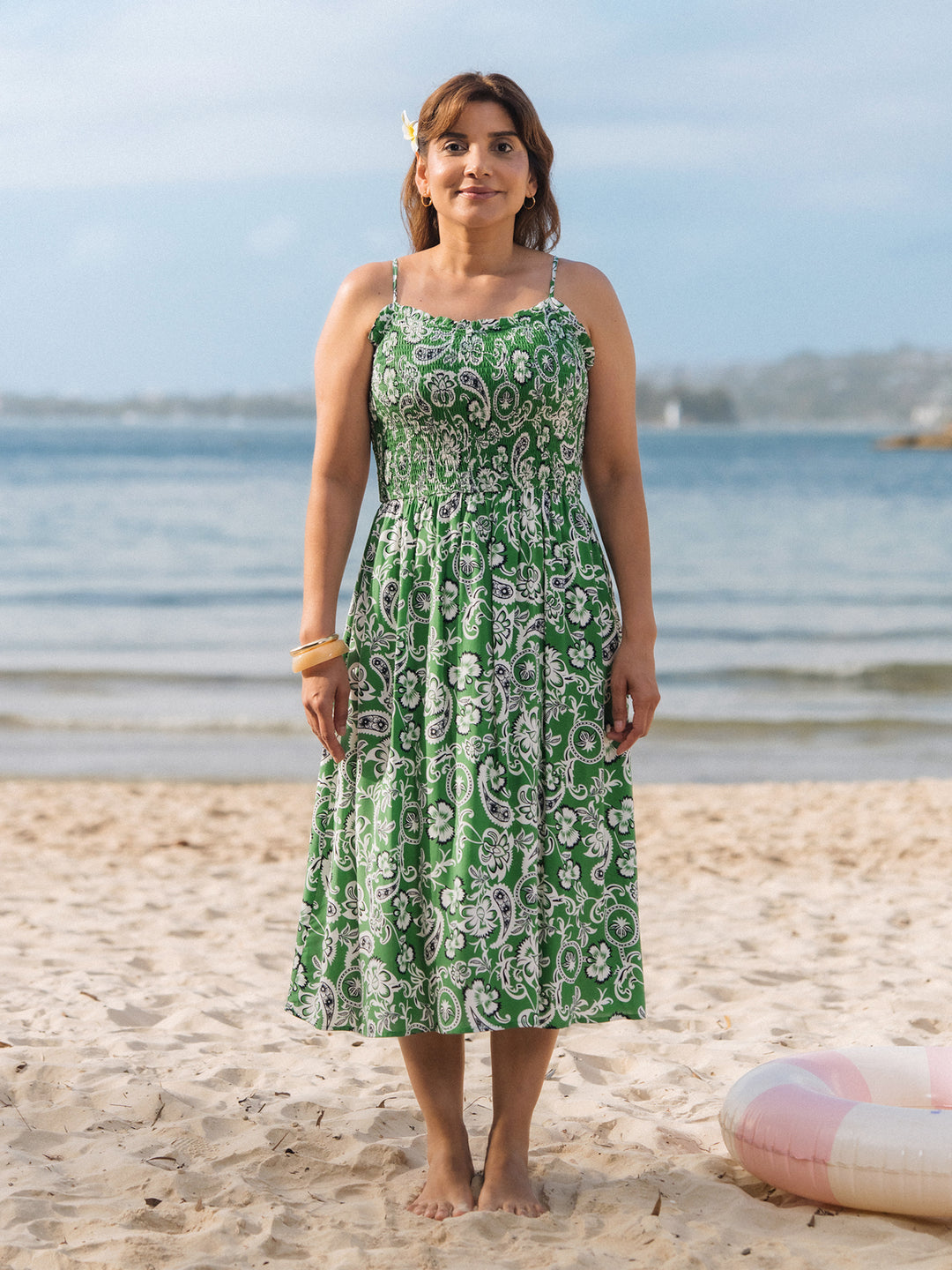 Ensemble de tenues assorties pour la famille Chemise à col à manches courtes imprimée florale ou robe smockée à bretelles pour les vacances d'été verte